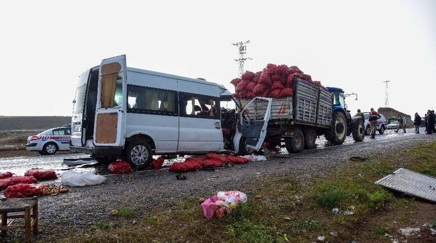 Bitlis&rsquo;te Trafik Kazası: 2 &Ouml;l&uuml;, 10 Yaralı