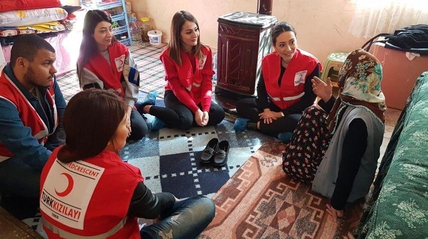 Kızılay G&ouml;n&uuml;ll&uuml;leri Yaşlıları Unutmadı