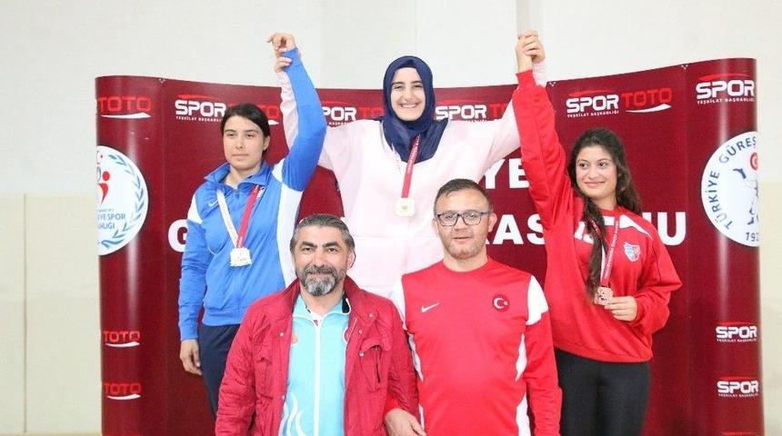 Asat&rsquo;ın Altın Kızı