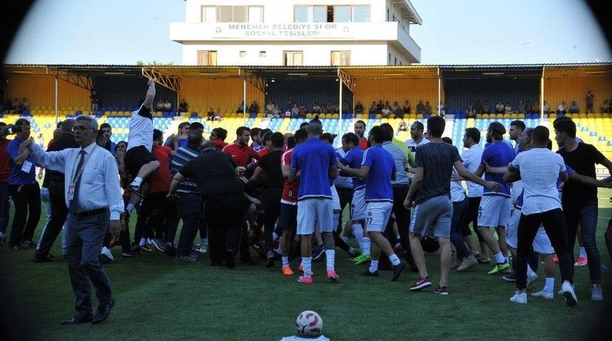 Sahanın Ortasında Tekme Tokat Kavga