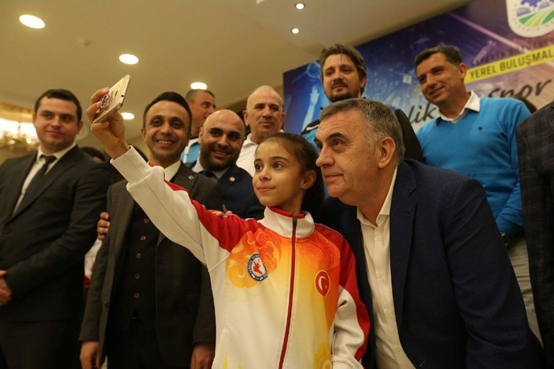 Başkan To&ccedil;oğlu Milli Sporcular İle Bir Araya Geldi