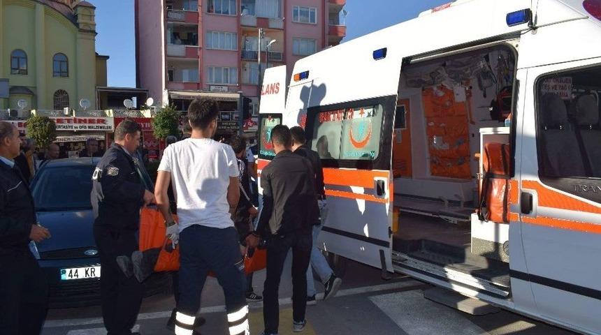 Kavgayı Ayırmak İsterken Bıçakla Yaralandı