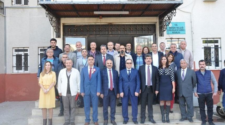 Başkan Din&ccedil;er&rsquo;den Emekli Olan &Ouml;ğretmenlere Plaket