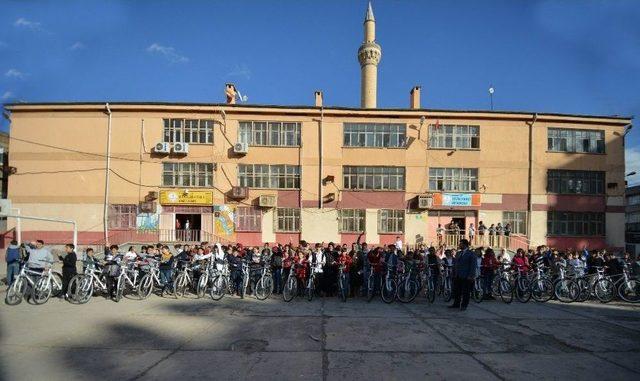 Büyükşehir Belediyesi’nden Öğrencilere Bisiklet