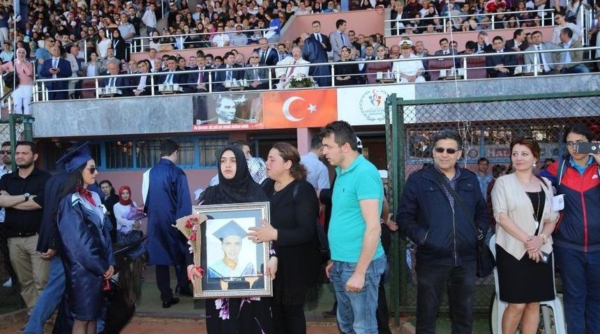 Kazada &Ouml;len S&ouml;zl&uuml;s&uuml;n&uuml;n Fotoğrafını Mezuniyet T&ouml;reninde G&ouml;zyaşlarıyla Taşıdı