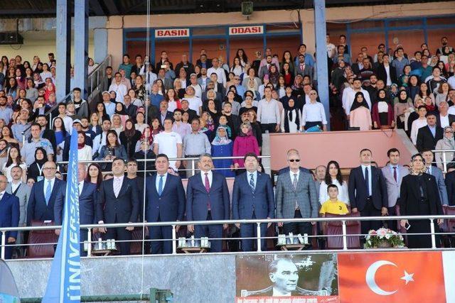 Kazada Ölen Sözlüsünün Fotoğrafını Mezuniyet Töreninde Gözyaşlarıyla Taşıdı