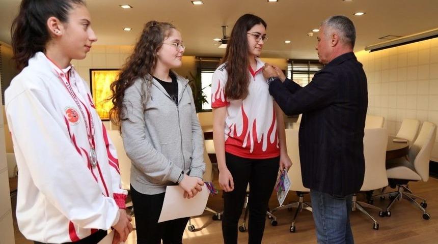 Başkan S&ouml;zen&rsquo;den Başarılı Sporculara Altın