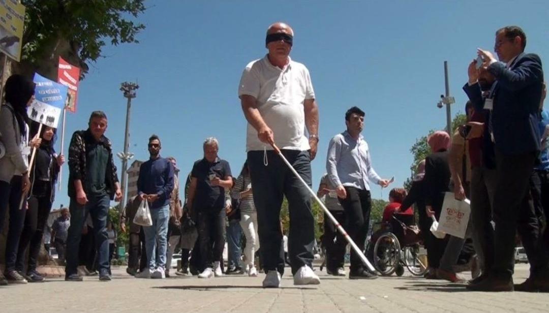 Beyaz Baston İle Y&uuml;r&uuml;y&uuml;p, Tekerlekli Sandalye İle Caddede İlerlemeye &Ccedil;alıştılar