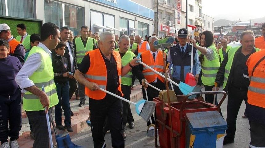 İş&ccedil;iler İşi Bıraktı, Belediye Başkanı Sokaklarda Temizlik Yaptı