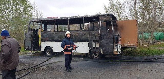 Park Halindeki Midibüs Tinerci Tarafından Yakıldı