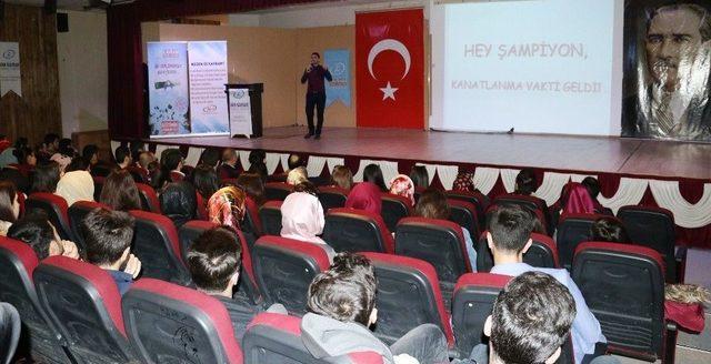 Kavram’dan Öğrencilere Motivasyon Semineri