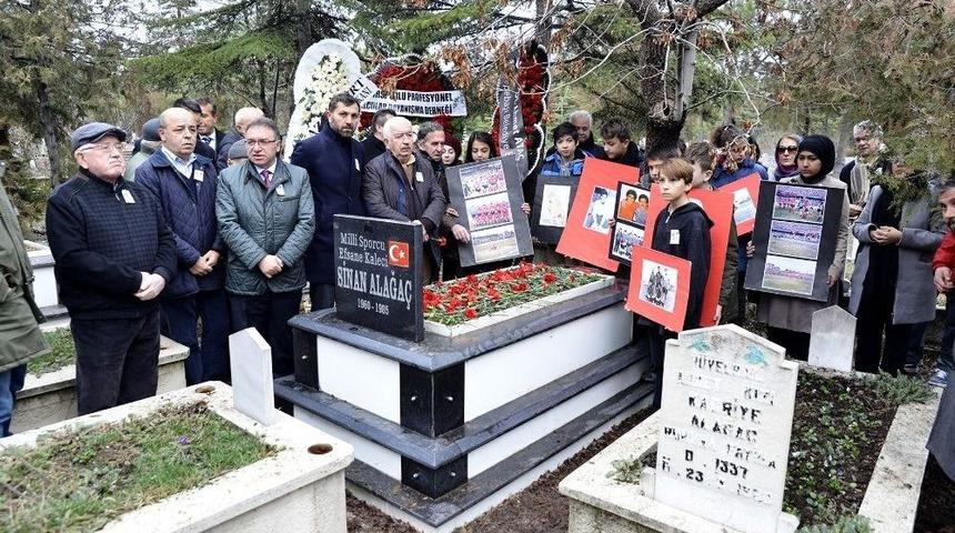 Efsane Kaleci Alağa&ccedil; Kabri Başında Anıldı