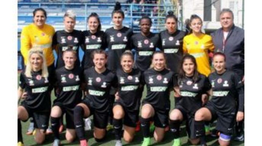 Ataşehir Belediyespor Kadın Futbol Takımı Şampiyonluk Ma&ccedil;ına &Ccedil;ıkıyor