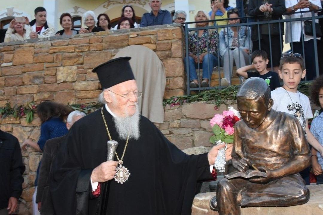 Fener Rum Patriği Bartholomeos&rsquo;un Okuduğu İlkokula Heykeli Yaptırıldı