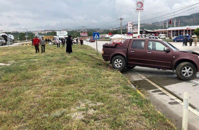 Tosya’da 3 Kişinin Yaralandığı Kaza Kamerada