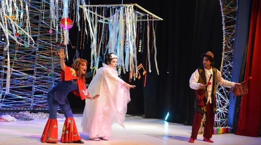 &ldquo;nota &Ccedil;alan R&uuml;zgar&rdquo; &Ccedil;ocuklar İ&ccedil;in Sahnede