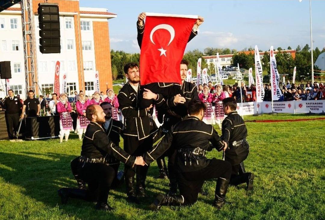 Kastamonu &Uuml;niversitesinde Mezuniyet Sevinci