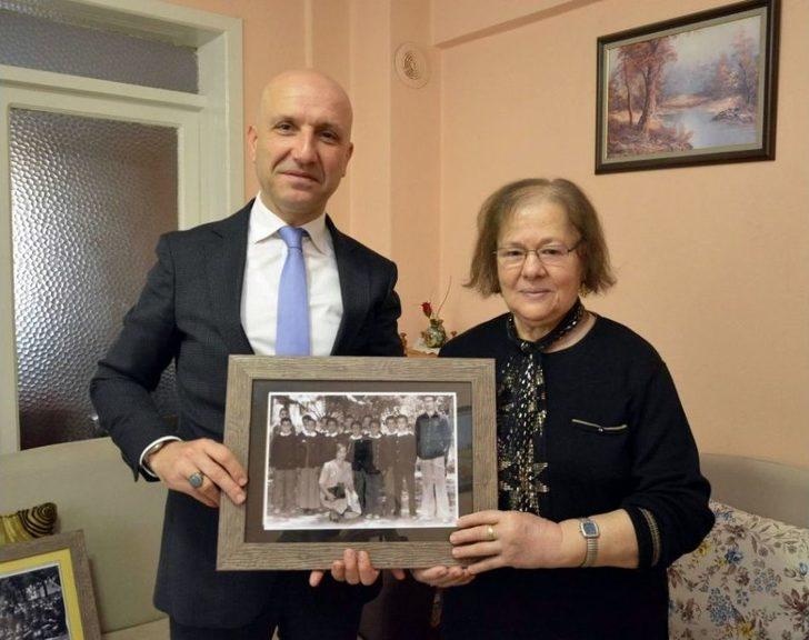 Belediye Başkanı 39 Yıl Sakladığı Fotoğrafı Öğretmenine Hediye Etti