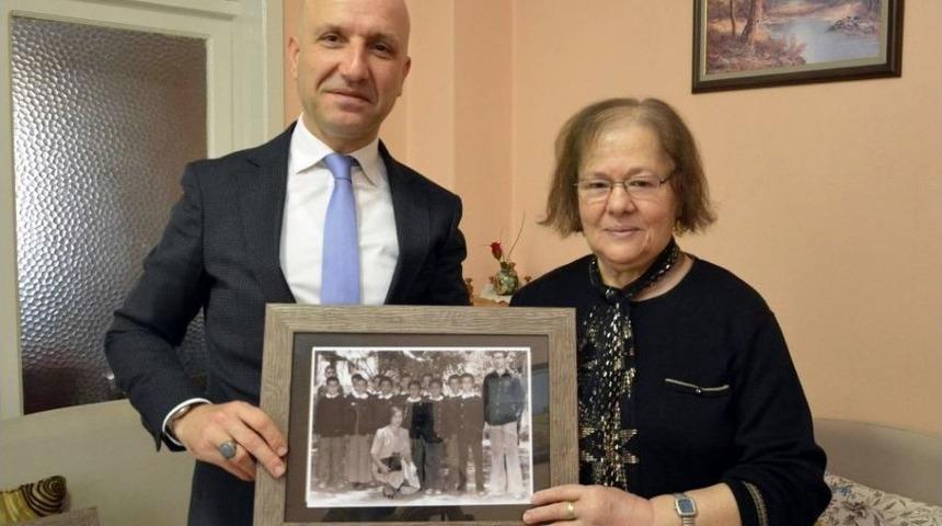 Belediye Başkanı 39 Yıl Sakladığı Fotoğrafı &Ouml;ğretmenine Hediye Etti