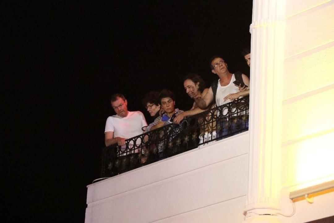 Otelde Yangın Paniği: 10 Kişi Dumandan Etkilendi