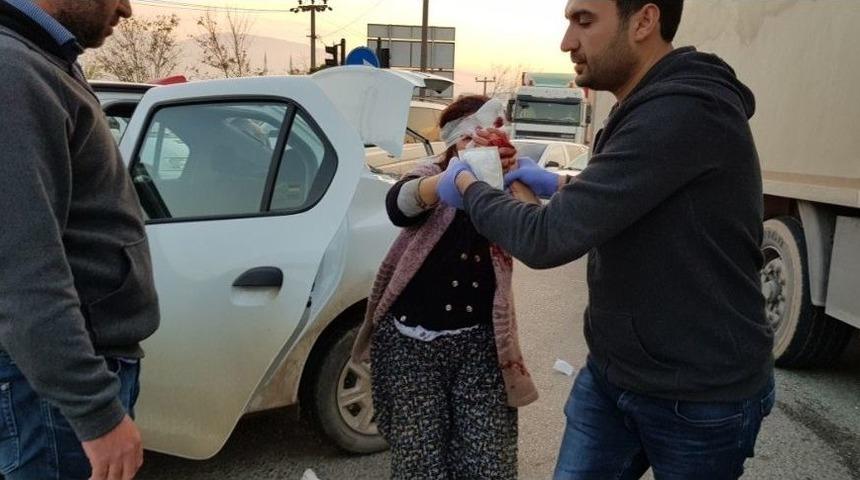 Tır İle Otomobil &Ccedil;arpıştı: 3 Yaralı