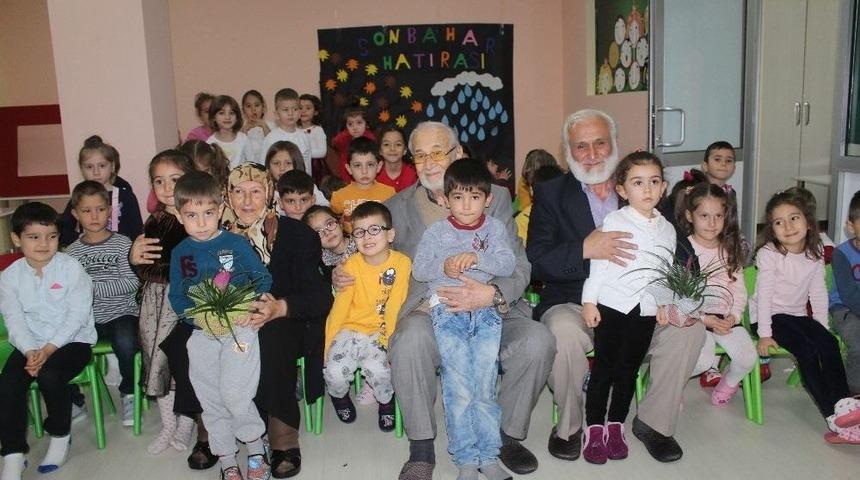 Emekli 3 &Ouml;ğretmen Miniklerin Sırasında