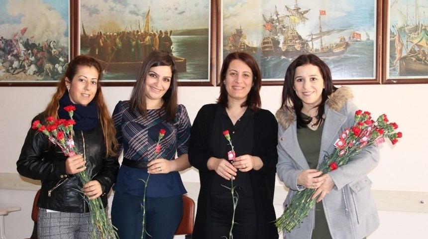 Başkan &Ouml;zakcan 112 Okulda 3 Bin &Ouml;ğretmene Karanfil Dağıttı