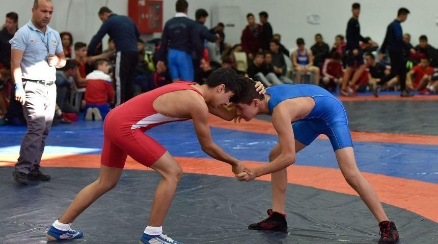 Recep G&uuml;rb&uuml;z&rsquo;de Geleceğin Pehlivanları Yetişiyor