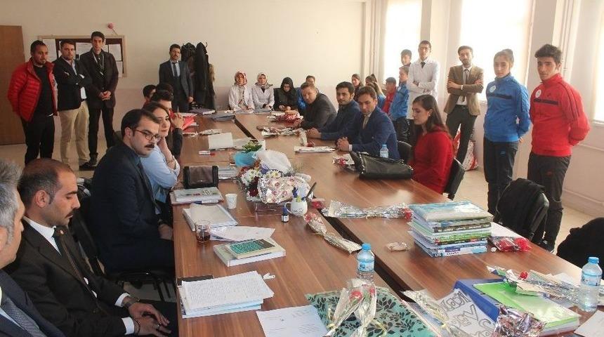 Ağrılı Sporcular &Ouml;ğretmenlere Karanfil Dağıttı