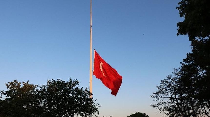 Kud&uuml;s İ&ccedil;in Taksim&rsquo;deki Bayraklar Yarıya İndirildi