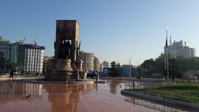 Kudüs İçin Taksim’deki Bayraklar Yarıya İndirildi