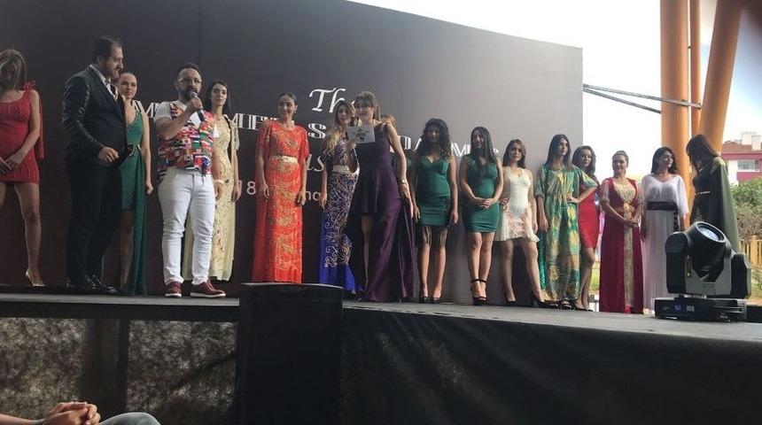 Ödüllü Modac,ı Sebze- Meyve Pazarında Defile Düzenledi