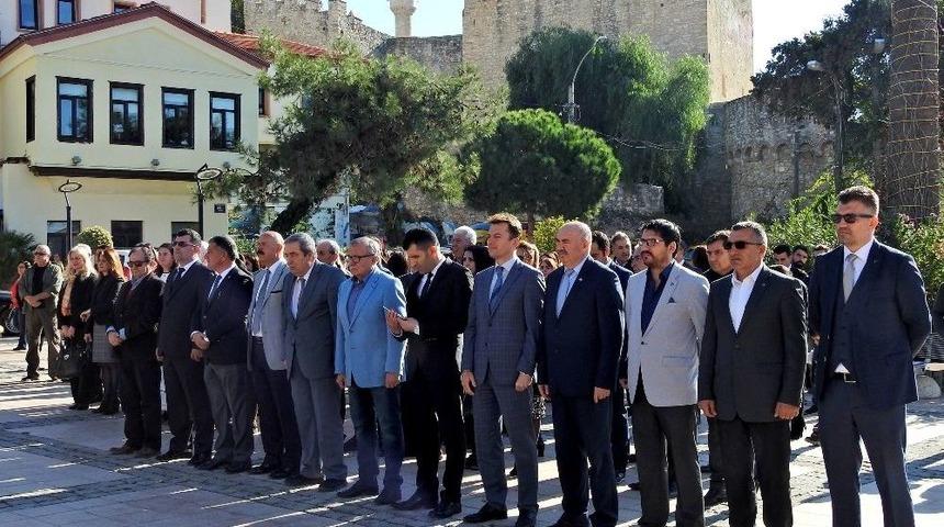 24 Kasım &Ouml;ğretmenler G&uuml;n&uuml; &Ccedil;eşme&rsquo;de T&ouml;renle Kutlandı