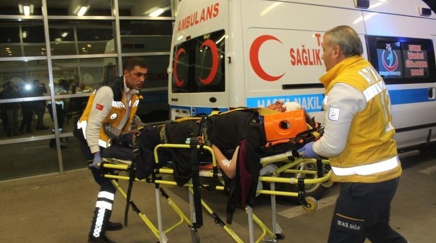 Adıyaman&rsquo;da 2 Otomobil &Ccedil;arpıştı: 8 Yaralı