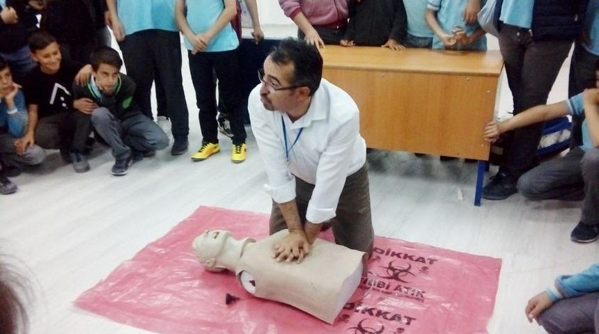 Öğrencilere İlk Yardım Eğitimi Verildi