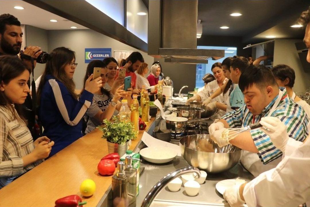 Engelli &Ccedil;ocuklar Kek Yapmayı &Ouml;ğrendi