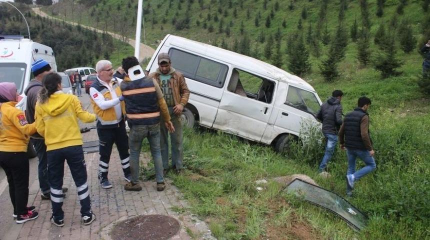 İnşaat İş&ccedil;ilerini Taşıyan Minib&uuml;s Elektrik Direğine &Ccedil;arptı: 5 Yaralı