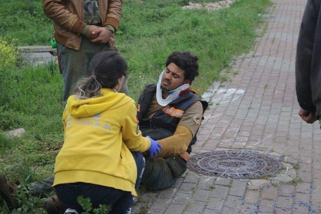 İnşaat İşçilerini Taşıyan Minibüs Elektrik Direğine Çarptı: 5 Yaralı