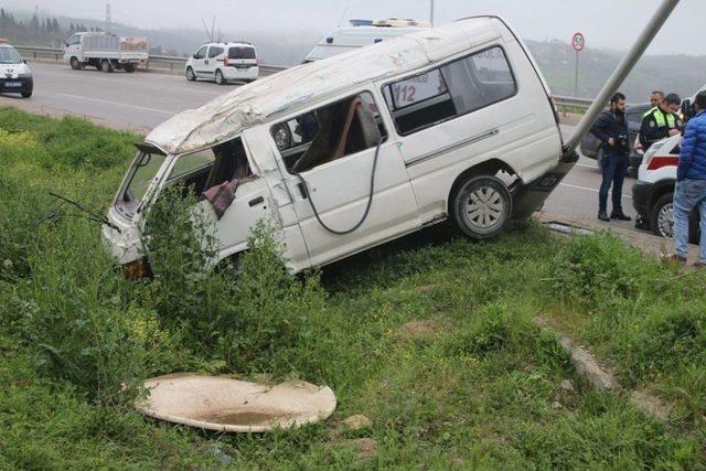 İnşaat İşçilerini Taşıyan Minibüs Elektrik Direğine Çarptı: 5 Yaralı