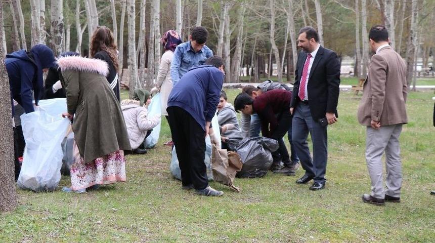 &Ouml;ğrencilerden Orman Temizliği