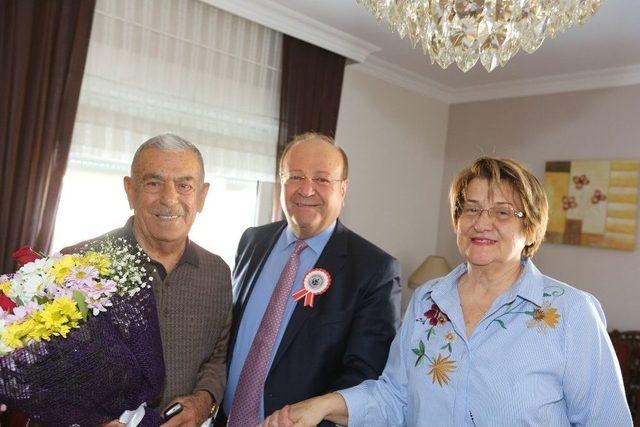 Başkan Özakcan’dan ’öğretmenler Günü’nde Anlamlı Ziyaret 2