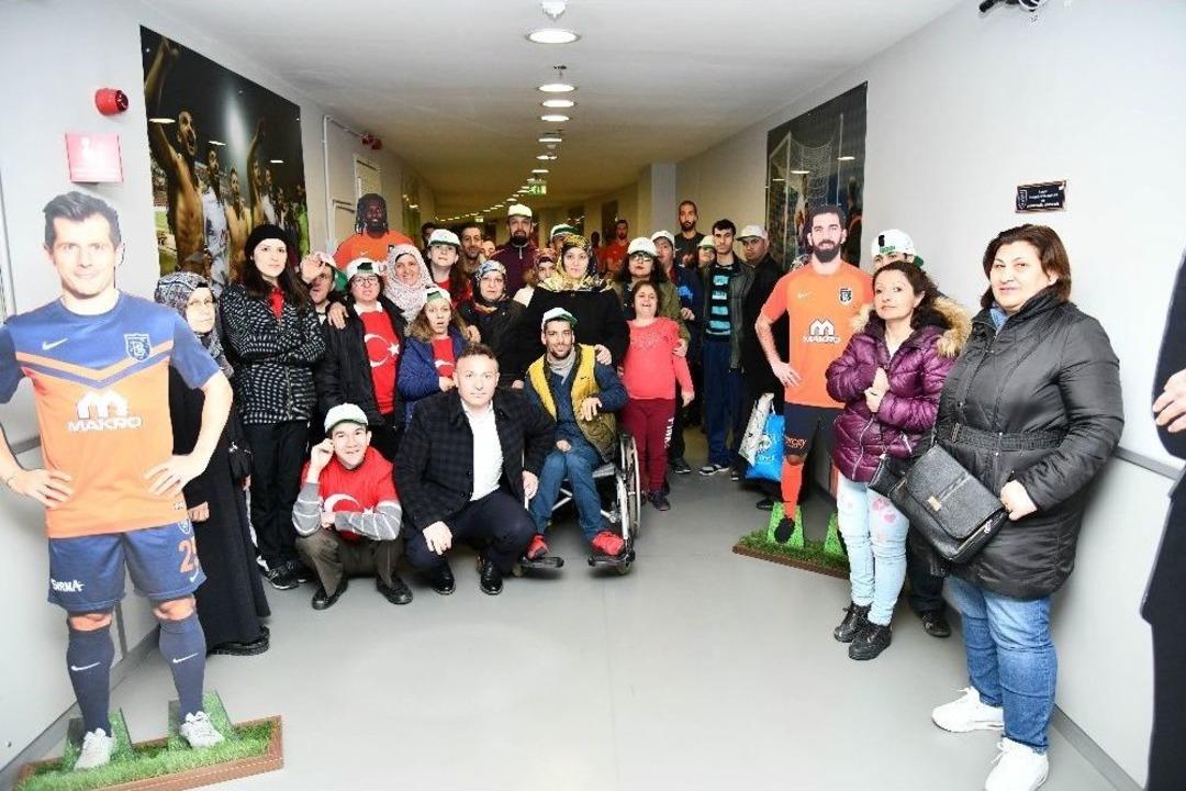 Engelli &Ouml;ğrenciler, Başakşehir Antrenmanını Ziyaret Etti