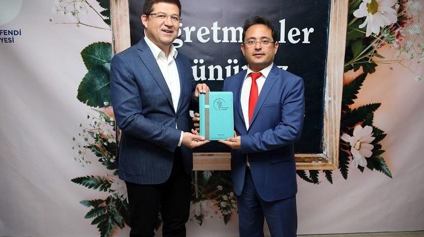 Merkezefendi Belediyesinden &Ouml;ğretmenlere Karanfil