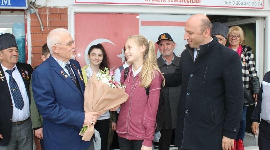 Kuşaklar Arası Sevgiyle Kucaklaştılar