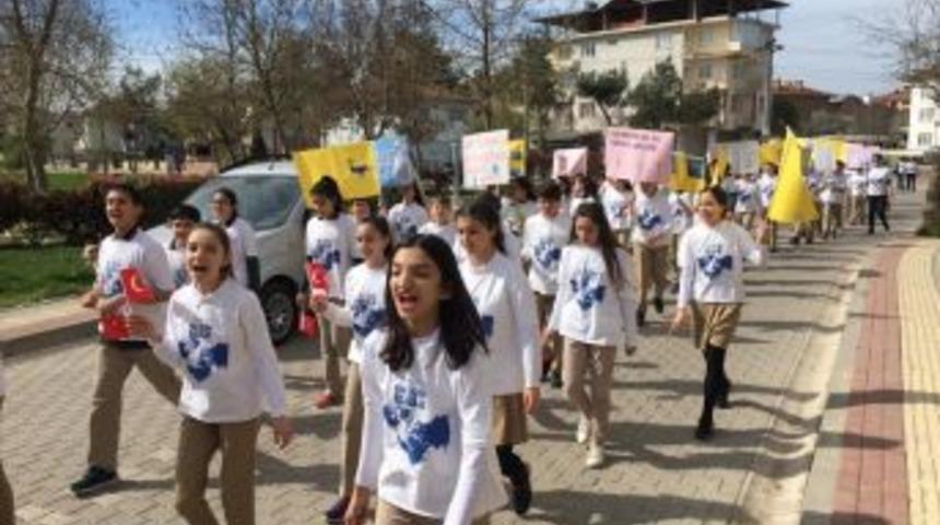 &Ouml;ğrenciler "su" İ&ccedil;in Y&uuml;r&uuml;d&uuml;