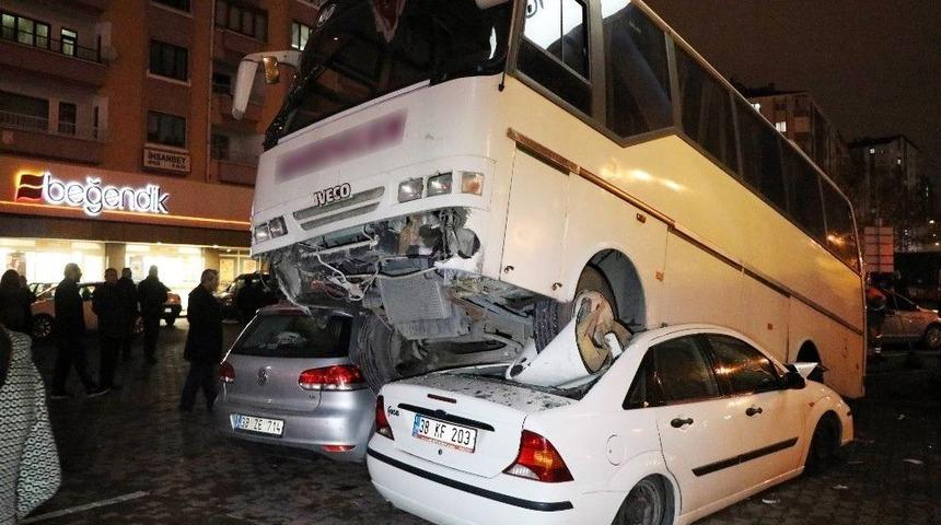 2 Otomobili Ezen Minib&uuml;s Şaha Kalktı