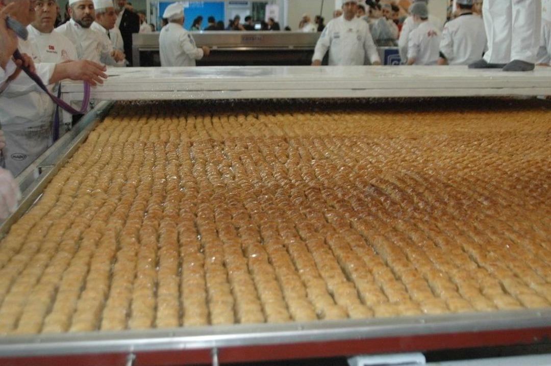 513 Kilogramlık T&uuml;rk Baklavası Guinness Rekorlar Kitabı&rsquo;na Girdi