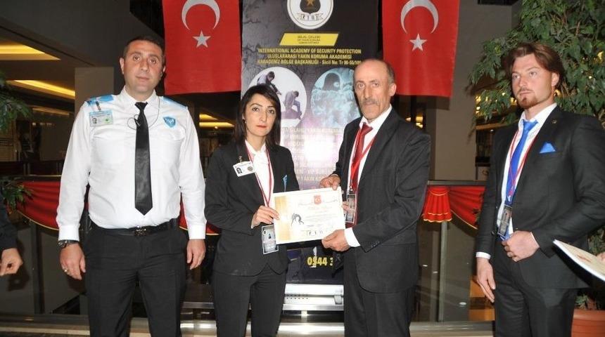 Yakın Koruma Eğitimi Alan G&uuml;venlik&ccedil;ilerin Sertifika Heyecanı