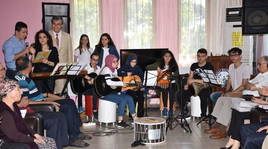 Liseliler Alzheimer Merkezinde Coşku Yaşattı