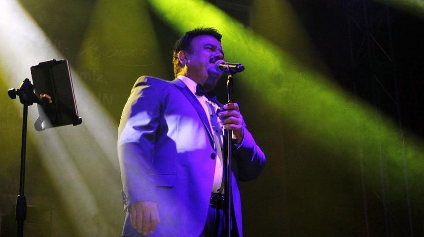 B&uuml;y&uuml;k&ccedil;ekmeceli &Ouml;ğretmenler B&uuml;lent Serttaş Şarkılarıyla Eğlendi